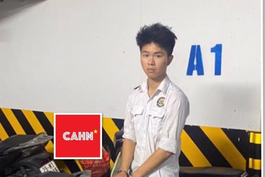  7. Nhân viên bảo vệ trộm xe SH của khách: Do thiếu tiền tiêu xài, Hà Huy Toàn, nhân viên bảo vệ toà nhà Licogi 13 (Thanh Xuân, Hà Nội) cấu kết với 2 đối tượng trộm xe SH. Theo đó, 2 đối tượng này đã tráo biển số giả đã được ghi vé vào xe SH không khóa và đưa ra ngoài. Công an quận Thanh Xuân (Hà Nội) đã ra quyết định khởi tố vụ án, khởi tố bị can đối tượng Hà Huy Toàn để điều tra về hành vi “Lừa đảo chiếm đoạt tài sản”. 