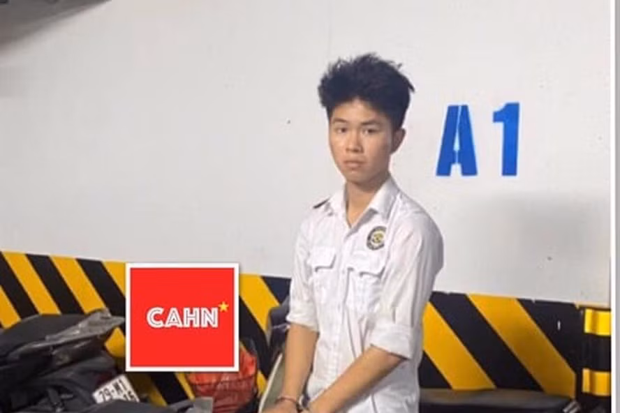  7. Nhân viên bảo vệ trộm xe SH của khách: Do thiếu tiền tiêu xài, Hà Huy Toàn, nhân viên bảo vệ toà nhà Licogi 13 (Thanh Xuân, Hà Nội) cấu kết với 2 đối tượng trộm xe SH. Theo đó, 2 đối tượng này đã tráo biển số giả đã được ghi vé vào xe SH không khóa và đưa ra ngoài. Công an quận Thanh Xuân (Hà Nội) đã ra quyết định khởi tố vụ án, khởi tố bị can đối tượng Hà Huy Toàn để điều tra về hành vi “Lừa đảo chiếm đoạt tài sản”. 