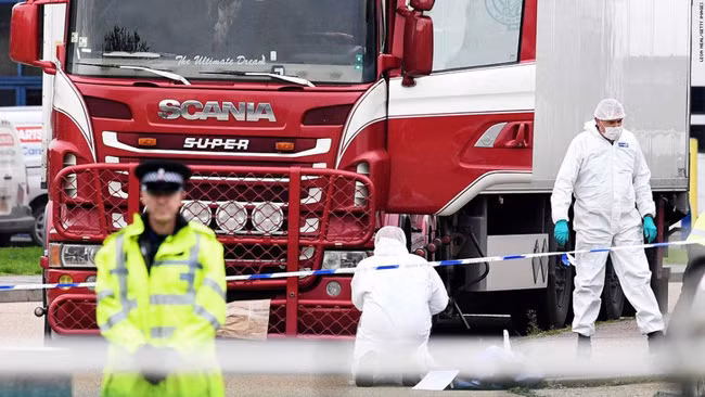  5. Bắt “cò” đưa người đi Châu Âu giá 1 tỷ đồng: Công an huyện Yên Thành (Nghệ An) bắt tạm giam Phạm Thị Hương (38 tuổi, Mã Thành, Yên Thành) về hành vi tổ chức cho người khác trốn đi nước ngoài. Tháng 7/2020, Hương nhận đưa 4 người đi nhưng không làm đúng cam kết nên bị tố cáo. Mỗi người mất chi phí khoảng 45.000 USD (hơn 1 tỷ đồng). Hương đã đưa 21 người đi các nước ở châu Âu và Mỹ bằng hình thức du lịch, sau đó trốn ở lại lao động bất hợp pháp.