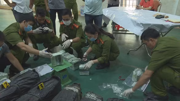  3. Nổ súng bắt ô tô vận chuyển 200kg ma túy đá: Công an tỉnh Đắk Lắk đang tiếp tục điều tra vụ vận chuyển 8 bao ma túy đá, với khối lượng 200kg. Trưa 20/7, Tổ CSGT dừng ôtô chở 200 kg ma túy đá để kiểm tra 2 thanh niên bên trong bỏ chạy. Tổ công tác đã nổ 4 phát súng chỉ thiên và phối hợp với người dân bắt giữ nghi phạm. Vừ Bá Tếnh (24 tuổi, Kỳ Sơn, tỉnh Nghệ An) khai chở thuê cho một đối tượng từ Lào vào TPHCM với tiền công 20.000 USD.