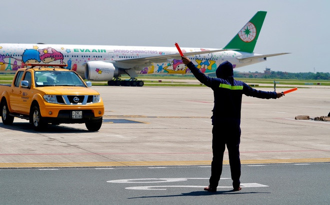  8. Bỏ vị trị giám sát thi công đường bằng Nội Bài bị phạt 25 triệu: Ông N.T.Ph., cán bộ giám sát thi công thuộc Công ty TNHH MTV ACC 24, vừa bị Cục Hàng không Việt Nam xử phạt 25 triệu đồng vì rời vị trí giám sát, không giữ liên lạc với đài kiểm soát không lưu, không thực hiện đúng biện pháp tổ chức thi công đã được duyệt. Dẫn đến để xe ô tô trên đường lăn S5 nhưng không thể liên hệ được vì nhóm này cũng không mang bộ đàm khi làm việc. &gt;&gt;&gt; Mời bạn đọc xem thêm videoa: Cụ bà 103 tuổi lấy chồng thứ 23, kém mình 70 tuổi | VTC14