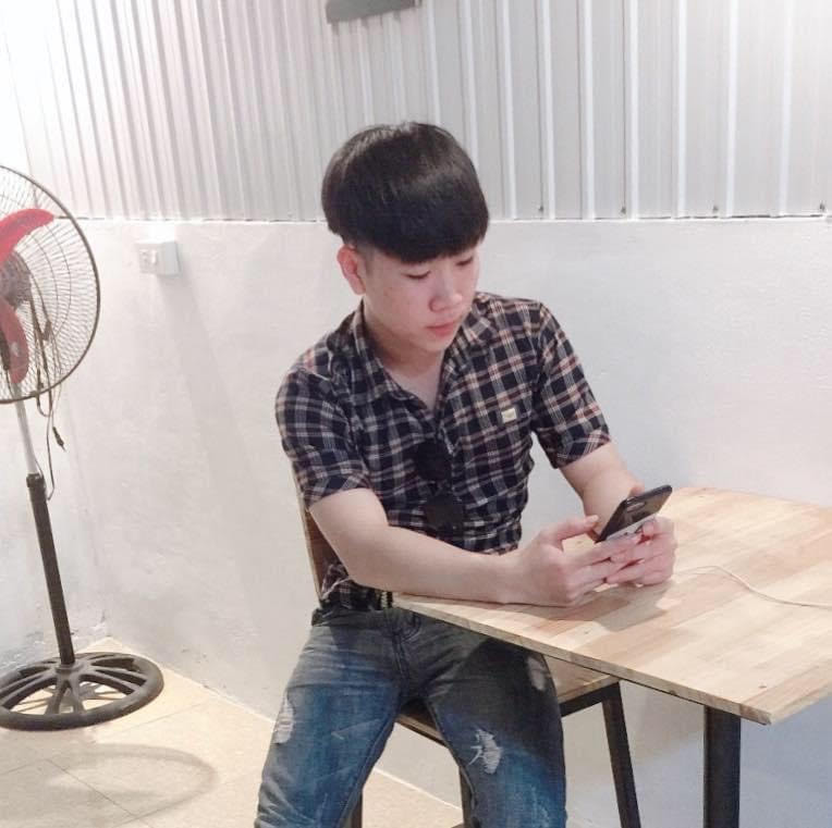 Theo bạn bè, Vỹ là người nghiện game, ăn chơi lêu lổng. Dù gia đình không có điều kiện nhưng Vỹ lại luôn ăn mặc bảnh bao, tiêu nhiều tiền mà không chịu học hành hay làm việc.