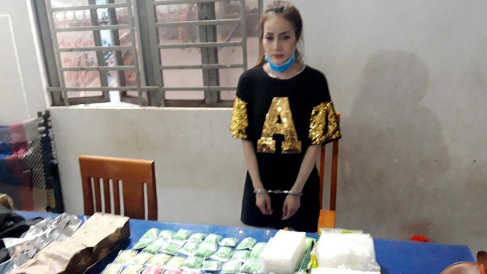 Trước đó, trong 1 vụ án buôn ma túy khác, ngày 3/6, Cơ quan Cảnh sát điều tra Công an tỉnh An Giang tạm giữ hình sự Đỗ Như Ý (28 tuổi, trú tại xã Tân Ân Tây, huyện Ngọc Hiển, tỉnh Cà Mau) để tiếp tục điều tra về hành vi vận chuyển trái phép chất ma túy. Đỗ Như Ý bị bắt khi từ Vương quốc Campuchia nhập cảnh trái phép vào Việt Nam mang theo gần 4kg ma túy.