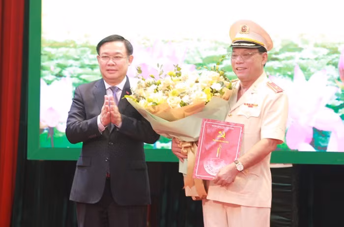 Cũng tại Lễ công bố, đại diện Ban Tổ chức Thành ủy đã công bố Quyết định chỉ định vào Ban chấp hành, Ban Thường vụ, giữ chức Bí thư Đảng ủy Công an thành phố Hà Nội đối với ông Nguyễn Hải Trung, tân Giám đốc Công an Thành phố Hà Nội.