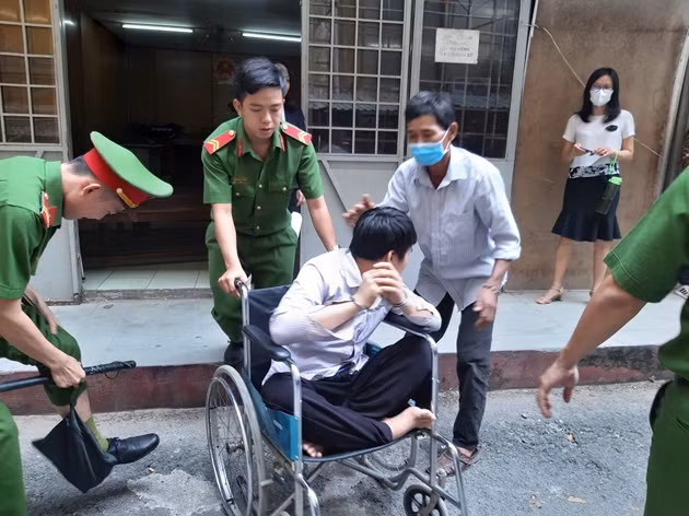  5. Trộm đặt đồ vào thùng xốp gửi công an trả lại chủ nhân: TAND cấp cao tại TP.HCM chấp nhận kháng cáo xin giảm nhẹ hình phạt của Trương Huy Định (23 tuổi, Tiền Giang), tuyên phạt bị cáo 2 năm tù về tội “trộm cắp tài sản”. Trước đó Định làm quen và đột nhập nhà một người Nhật Bản lấy cắp đồ. Khi mở ra thấy nhiều tài sản có giá trị nên đã mua thùng xốp, cho đồ lấy trộm vào và gửi công an trả lại người bị mất. Định bị viêm đa xoang, bệnh teo cơ không đi lại được.