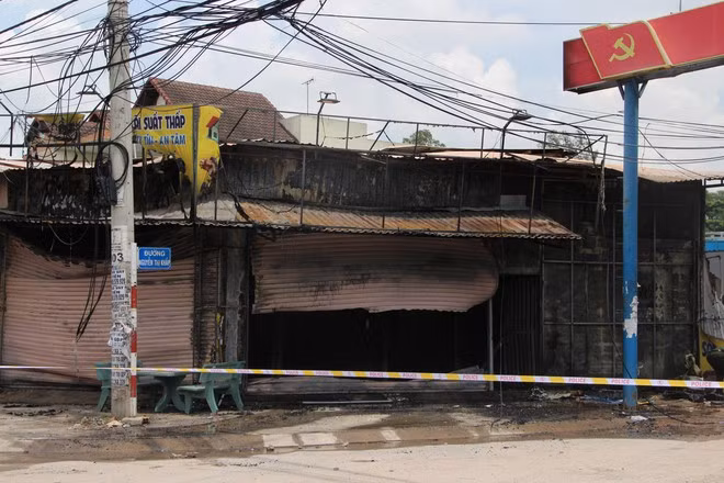  2. Nghi tự tử trong cửa hàng cầm đồ cháy trụi 3 người chết: Vụ cháy làm 3 người trong gia đình gồm bố mẹ và con trai 6 tuổi tử vong xảy ra lúc khoảng 9h30 ngày 8/7 tại một tiệm cầm đồ P.Tân Đông Hiệp (TP.Dĩ An, Bình Dương). Khi xảy ra cháy, người dân ứng cứu nhưng cửa tiệm cầm đồ đã bị khóa nên người dân không thể vào bên trong dập lửa nên nghi vấn đây là vụ tự tử.