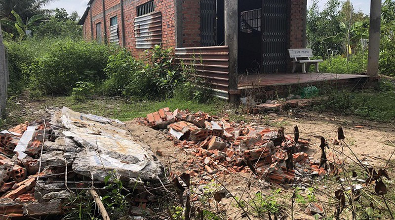  6. Con rể vay tiền, bố mẹ vợ bị đào mồ: Công an huyện Cái Bè (Tiền Giang) khởi tố, bắt tạm giam Lâm Văn Quýnh (SN 1964; TP HCM) về hành vi "Xâm phạm thi thể, mồ mả, hài cốt". Năm 2019, ông Nguyễn Hữu Kiệm (Hậu Thành, huyện Cái Bè) thế chấp đất và vay ông Quýnh 300 triệu đồng, lãi suất 18 triệu đồng/ tháng. Thế chấp nhưng đất đưa đi công chứng với nội dung chuyển nhượng. Tháng 2/2020, ông Kiệm không có khả năng trả lãi nên ông Quýnh bán đất, thuê người đào mộ mẹ vợ ông Kiệm mang lên chùa gửi.