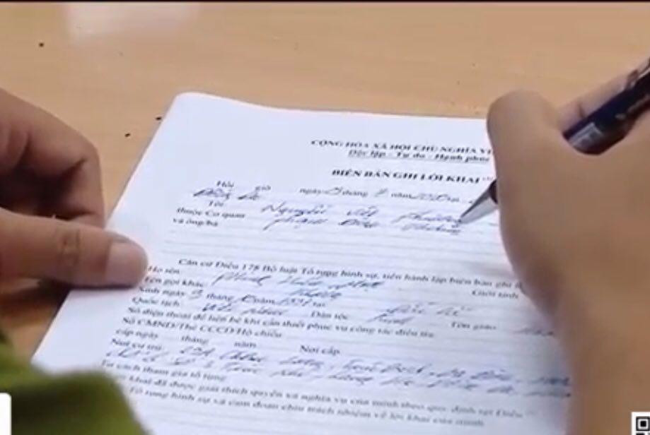 Sau đó, Ngọc bắn phát súng chỉ thiên để đe dọa toàn bộ người trong phòng giao dịch, rồi đưa cho Mạnh quả mìn giả. Mạnh hô lên, tất cả đây là mìn. (Ảnh bản lời khai của hai đối tượng).