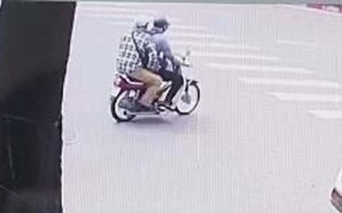 Tiếp đến, Ngọc cầm súng và quăng balo, vứt tiền ra ngoài để Mạnh cho vào. Sau đó, các đối tượng chạy trốn, thay quần áo và di chuyển về một nhà nghỉ đã được Ngọc thuê trước để chia tiền rồi trở về nhà. Ngọc chia cho Mạnh 200 triệu đồng, số còn lại đối tượng này sử dụng.