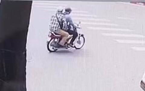 Tiếp đến, Ngọc cầm súng và quăng balo, vứt tiền ra ngoài để Mạnh cho vào. Sau đó, các đối tượng chạy trốn, thay quần áo và di chuyển về một nhà nghỉ đã được Ngọc thuê trước để chia tiền rồi trở về nhà. Ngọc chia cho Mạnh 200 triệu đồng, số còn lại đối tượng này sử dụng.