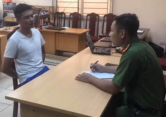 Khẩu súng có 13 viên đạn, trong đó chúng lên kế hoạch 1 viên dùng để bắn công an phường, viên thứ 2 dùng để bắn khách hàng đến giao dịch - Mạnh khai tại cơ quan công an về kế hoạch nổ súng.