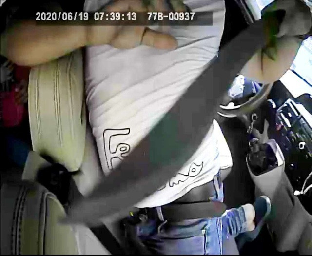  7. Phạt 4 triệu vì dùng mã tấu giành khách xe ô tô: Công an huyện Tư Nghĩa (Quảng Ngãi) xử phạt hành chính 4 triệu đồng đối với Đ.T.N. (29 tuổi, phụ xe Hương Trang, TP Quảng Ngãi) về hành vi gây rối trật tự công cộng có mang theo các vũ khí thô sơ, công cụ hỗ trợ. Trong quá trình dành khách đi xe ô tô, D.N.T hành hung phụ xe khách khác, cầm mã tấu lao đến mở cửa xe chửi bới, đòi chém nhân viên này. &gt;&gt;&gt; Mời bạn đọc xem thêm video: Những tiết lộ khó tin về đường dây bán dâm 25.000 USD | VTC14