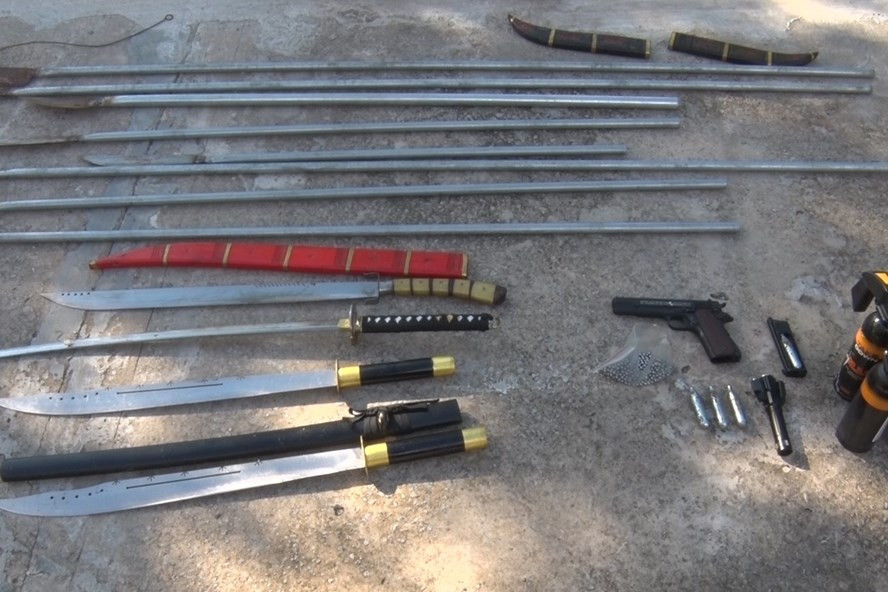  6. Thu giữ nhiều kiếm, súng chuẩn bị “khai chiến”: Công an huyện Hòn Đất (Kiên Giang) kiểm tra hành chính một nhà dân tại thị trấn Hòn Đất, phát hiện một nhóm khoảng 10 nam, nữ thanh niên tụ tập có biểu hiện sử dụng trái phép chất ma túy, đánh nhau, gây rối an ninh trật tự. Tại đây, công an thu giữ 9 cây dao tự chế và kiếm, 4 bình xịt hơi cay, 1 khẩu súng bắn đạn bi kèm theo gần 100 viên đạn. Các đối tượng khai tự chế và mua trên mạng về để sử dụng.