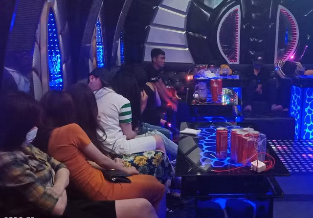  2. Thẩm vấn 41 đối tượng dương tính ma túy tại quán karaoke: Công an TP Sóc Trăng thẩm vấn hàng chục người dương tính với ma túy tại quán karaoke Xuân Huỳnh 2 ở phường 6, TP Sóc Trăng. Khoảng 2 giờ ngày 8/7, lực lượng chức năng bắt quả tang hàng chục người có biểu hiện phê ma túy tại 5 phòng karaoke. Tang vật thu được gồm 1 gói bột màu trắng và 9,5 viên nén nghi là ma túy. Qua test nhanh 54 người, có 41 trường hợp dương tính với ma túy (30 nam, 11 nữ).