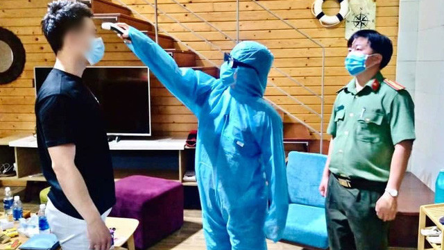  2. Người Trung Quốc trốn trong quán trà sữa: Công an Đà Nẵng phát hiện 5 người Trung Quốc trốn trên tầng 2 của quán trà sữa. Quán này do người tên Tấn, chưa rõ địa chỉ) thuê lại và hiện cơ quan công an đang làm việc để xác định nhóm này nhập cảnh như thế nào, lưu trú từ bao giờ.