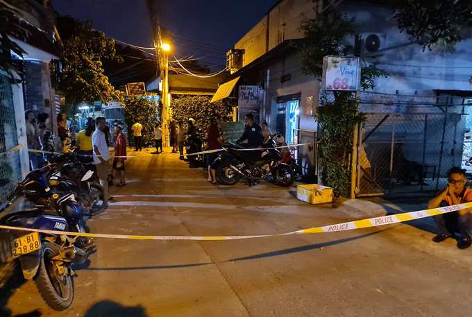  6. Bị đánh chết sau va quẹt giao thông: Sau va chạm xe máy, anh Tà Văn Luận, 20 tuổi, quê Ninh Thuận, bị người đàn ông trung niên đánh chết, tối 27/7. Dù anh Luận bỏ chạy vào hẻm nhưng vẫn bị đối thủ đuổi theo đấm đá liên tục. Người dân đến can thì người này rút dao uy hiếp. Sau khi đánh gục anh Luận, nghi can lên xe tẩu thoát. Nạn nhân được đưa đi cấp cứu nhưng không qua khỏi.