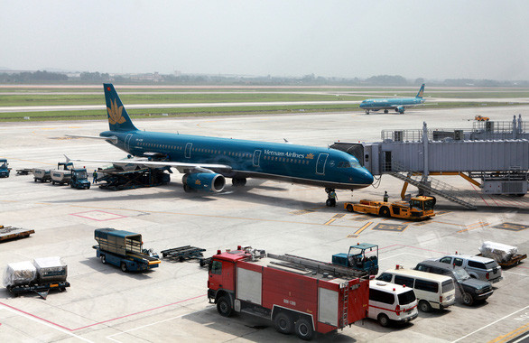  6. Xe chở suất ăn cắt đuôi máy bay: Khi máy bay bay Airbus A321 thực hiện chuyến bay VN 197 từ Hà Nội đi Đà Nẵng đang được xe đẩy lùi từ vị trí đỗ số 18 ra vệt lăn EW để khởi hành thì tài xế Nguyễn Ngọc N. của Công ty cổ phần suất ăn hàng không Việt Nam (VINACS) lái xe chạy trên đường công vụ R1 không chú ý quan sát đã cắt đuôi máy bay.