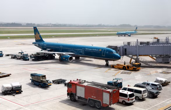  6. Xe chở suất ăn cắt đuôi máy bay: Khi máy bay bay Airbus A321 thực hiện chuyến bay VN 197 từ Hà Nội đi Đà Nẵng đang được xe đẩy lùi từ vị trí đỗ số 18 ra vệt lăn EW để khởi hành thì tài xế Nguyễn Ngọc N. của Công ty cổ phần suất ăn hàng không Việt Nam (VINACS) lái xe chạy trên đường công vụ R1 không chú ý quan sát đã cắt đuôi máy bay.