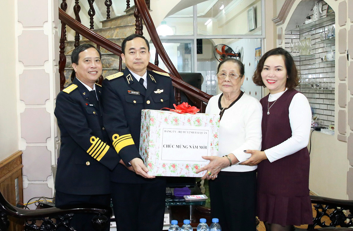 Chuẩn đô đốc Trần Thanh Nghiêm cũng là người quan tâm đến các gia đình Anh hùng lực lượng vũ trang nhân dân. Ông thường có các chuyên thăm hỏi, tặng quà các gia đình chính sách, thân nhân của cán bộ, chiến sĩ đang công tác tại huyện đảo Trường Sa… 