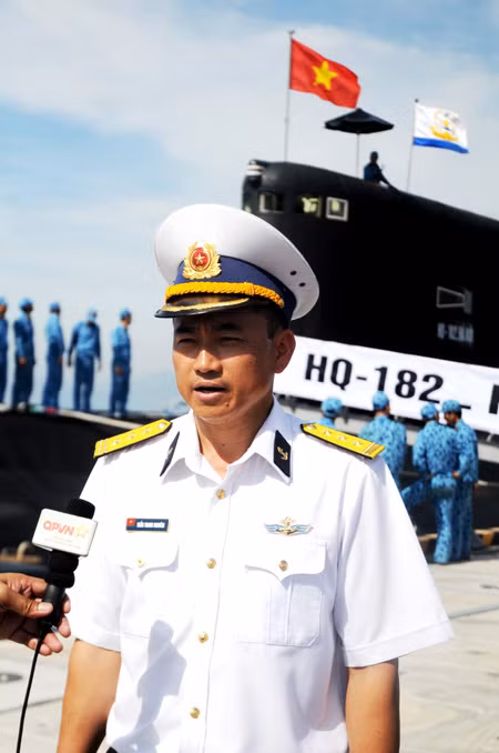 Sau đó, Lữ đoàn 189 được Quân chủng Hải quân giao nhiệm vụ tiếp nhận và quản lý hai con tàu từ những ngày đầu về Việt Nam. Với nhiệm vụ, trách nhiệm nặng nề đó, thượng tá, Lữ đoàn trưởng Trần Thanh Nghiêm cùng ban chỉ huy lữ đoàn đã triển khai công tác huấn luyện cho hai tàu một cách bài bản, kỹ lưỡng.