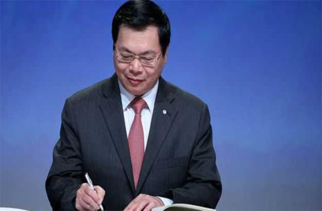 Từ 8/2007, ông Vũ Huy Hoàng là Uỷ viên Trung ương Đảng, Bí thư Ban cán sự đảng, Bộ trưởng Bộ Công Thương. Tại Đại hội đại biểu toàn quốc lần thứ XI của Đảng, ông Hoàng được bầu vào Ban chấp hành Trung ương Đảng; đại biểu Quốc hội Khoá XIII. Tại Kỳ họp thứ Nhất, Quốc hội khóa XIII, ông được Quốc hội phê chuẩn tiếp tục làm Bộ trưởng Bộ Công Thương.