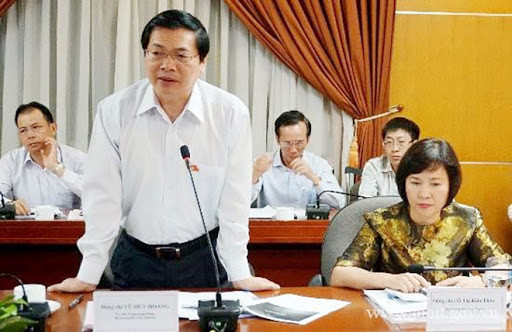 Sau đó, ông Hoàng làm cán bộ biệt phái tại Ủy ban Kinh tế đối ngoại (sau là Bộ Kinh tế đối ngoại); Chuyên viên Tổ Thư ký Tổng hợp, Ủy ban Kế hoạch Nhà nước; Phó Vụ trưởng Vụ Xúc tiến đầu tư, sau đó làm Vụ trưởng Vụ Quản lý dự án, Uỷ ban Nhà nước về Hợp tác và Đầu tư; Vụ trưởng Vụ Đầu tư nước ngoài, Bộ Kế hoạch và Đầu tư.