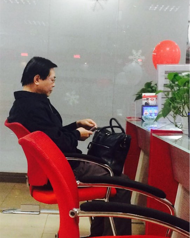 Ông Hoàng là sinh viên Học viện Mỏ - Luyện kim Preiberg, Cộng hoà Dân chủ Đức về nước và lần lượt đảm nhận các vai trò cán bộ Phòng Điện-Than, Vụ Kế hoạch Công nghiệp nặng, Ủy ban Kế hoạch Nhà nước; Cán bộ Vụ Công nghiệp Dầu khí và Địa chất, Ủy ban Kế hoạch Nhà nước.