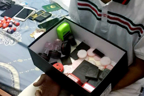  6. Thu hàng trăm phôi bằng cấp, mẫu dấu giả: Công an tỉnh Đồng Nai vừa triệt phá đường dây làm, mua bán văn bằng, chứng chỉ, con dấu, giấy tờ giả do Trần Khánh Trình (40 tuổi) cầm đầu. Khám xét nhà Trình, thu giữ 2 bộ máy tính, tài liệu giả; 1 máy tính xách tay dùng để tạo phôi, tạo mẫu, làm giả giấy tờ cùng máy làm giả khác cùng 6 phôi bằng cấp các loại; 131 mẫu dấu các loại của các cơ sở giáo dục, dạy nghề trên cả nước; 300 tem dán trên phôi bằng… 