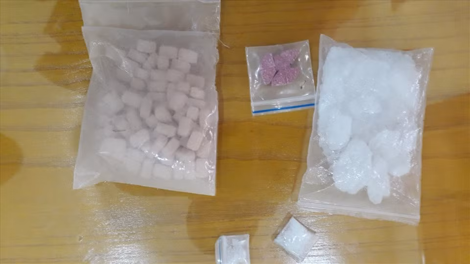  4. Bắt nhóm buôn bán ma túy, thu “kho” súng tự chế: Công an Công an TP Cẩm Phả (Quảng Ninh) kiểm tra chỗ ở của Phạm Quang Bình thu giữ 5 túi ma túy (trọng lượng 58,822 gam) và 5 khẩu súng tự chế, 1 kiếm, 2 hộp tiếp đạn, 1 viên đạn và nhiều bộ phận, dụng cụ phục vụ việc chế tạo súng tự chế. Tại nhà Bình còn có 4 đối tượng nghiện ma túy. Bình khai nhận, mua ma túy về dùng, còn vũ khí mua về sửa chữa bán lại kiếm lời.