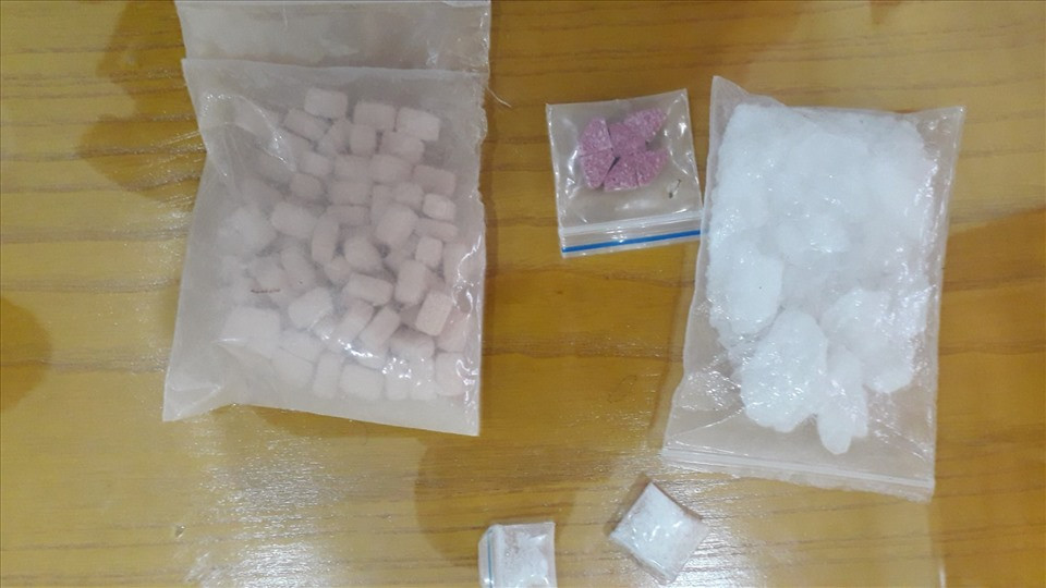  4. Bắt nhóm buôn bán ma túy, thu “kho” súng tự chế: Công an Công an TP Cẩm Phả (Quảng Ninh) kiểm tra chỗ ở của Phạm Quang Bình thu giữ 5 túi ma túy (trọng lượng 58,822 gam) và 5 khẩu súng tự chế, 1 kiếm, 2 hộp tiếp đạn, 1 viên đạn và nhiều bộ phận, dụng cụ phục vụ việc chế tạo súng tự chế. Tại nhà Bình còn có 4 đối tượng nghiện ma túy. Bình khai nhận, mua ma túy về dùng, còn vũ khí mua về sửa chữa bán lại kiếm lời.