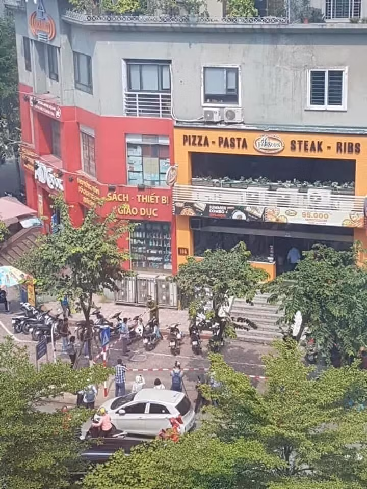 Phong toa quan pizza Al Fresco's nghi co ca nhiem COVID-19 o Cau Giay