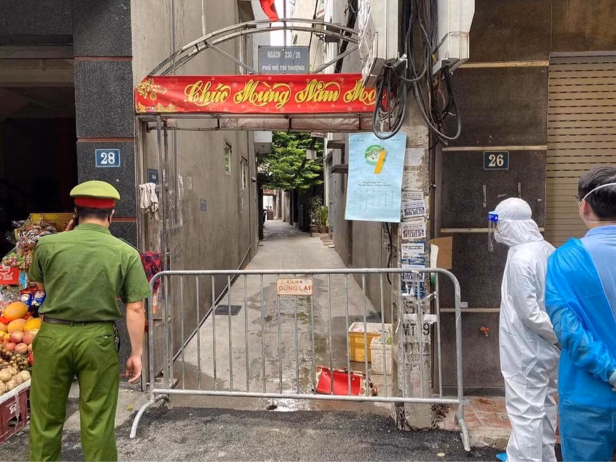 Cũng trong sáng nay, Cơ quan chức năng đã tiến hành phong tỏa khu vực ngõ 230/26 Mễ Trì Thượng (phường Mễ Trì, quận Nam Từ Liêm, Hà Nội) do phát hiện một trường hợp nghi nhiễm COVID-19.