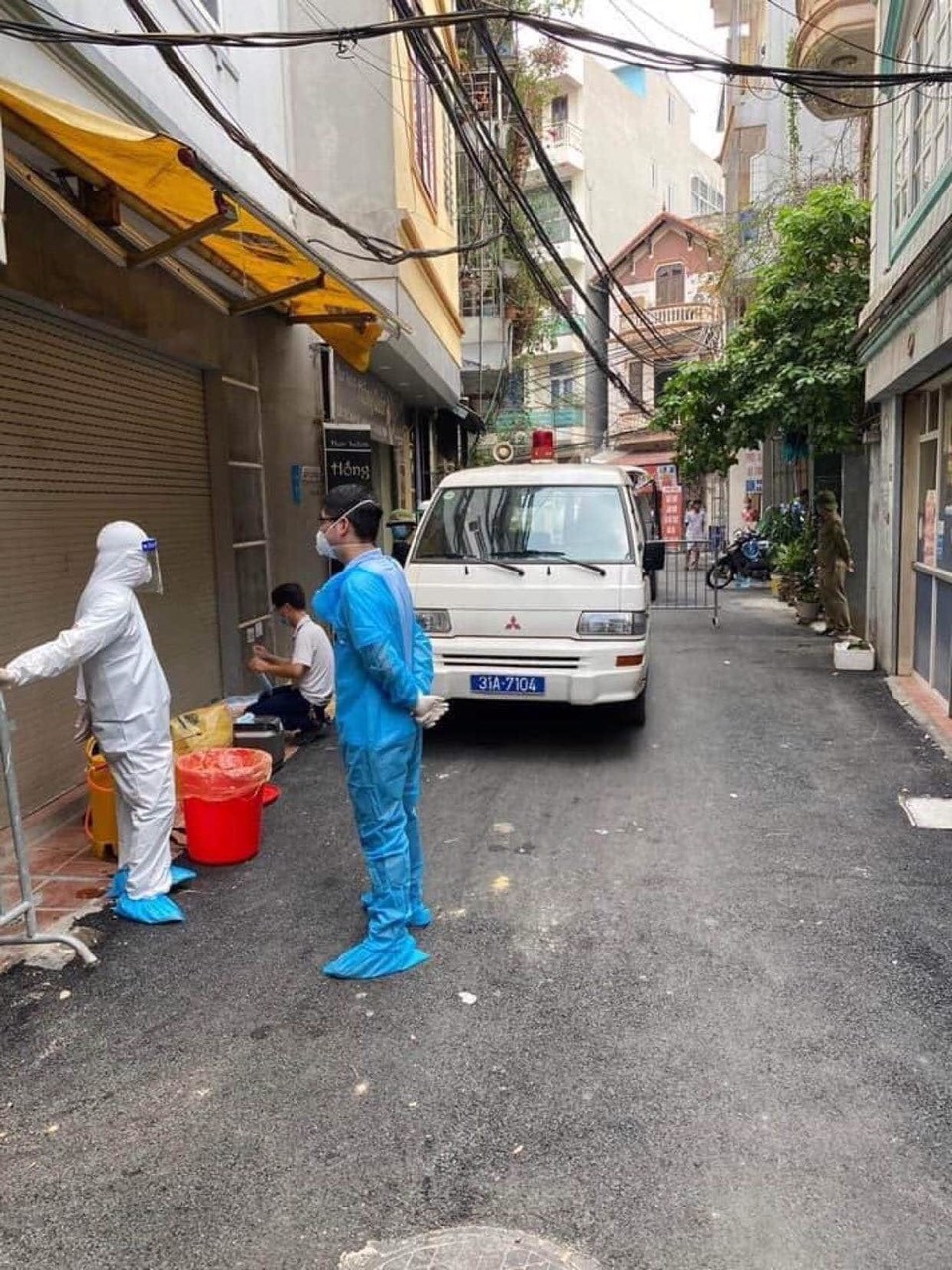 Các bộ y tế chuẩn bị dụng cụ phun khử khuẩn khu vực có bệnh nhân nghi nhiễm COVID-19.