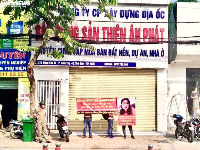 Sau nhiều lần, khách hàng vẫn không nhận được tiền, Công ty Thiên Ân Phát đóng cửa không hoạt động, bà Huỳnh Thị Hạnh Phúc không có mặt để giải quyết vấn đề hợp đồng mua bán dự án cho nhóm khách hàng trên. Người dân kéo đến các cơ quan chức năng giăng băng rôn, cũng như đâm đơn tố cáo khắp nơi hành vi lừa đảo của bà Huỳnh Thị Hạnh Phúc. &gt;&gt;&gt; Mời bạn đọc xem thêm video: “Hot girl thị phi” trở thành tỷ phú trẻ nhất thế giới | VTC14