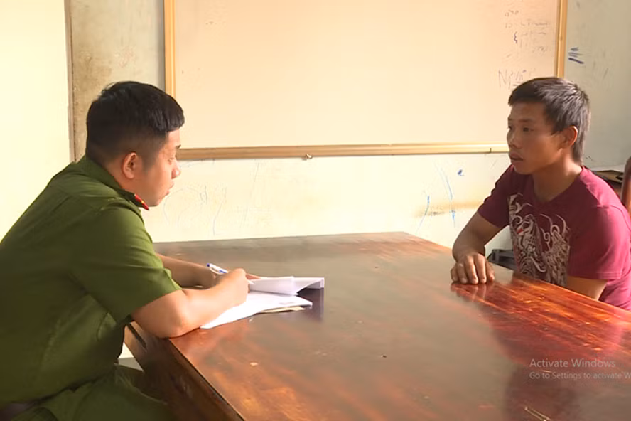  6. Bắt kẻ trộm trốn nã sau hơn 1 năm thay tên đổi họ: Năm 2019, Lê Hoàng Hảo (24 tuổi, trú TP.Buôn Ma Thuột) bị khởi tố vì tội trộm cắp tài sản nhưng bỏ trốn đến Cà Mau, đổi tên thành Phạm Mạnh Lộc (sinh năm 1995, quê Gia Lai) làm nghề đánh bắt cá. Tháng 7, Hảo bị phát hiện và bắt giữ khi đang đánh bắt cá trên biển, sau đó được Công an TP Buôn Ma Thuột di lý về địa phương để xử lý.