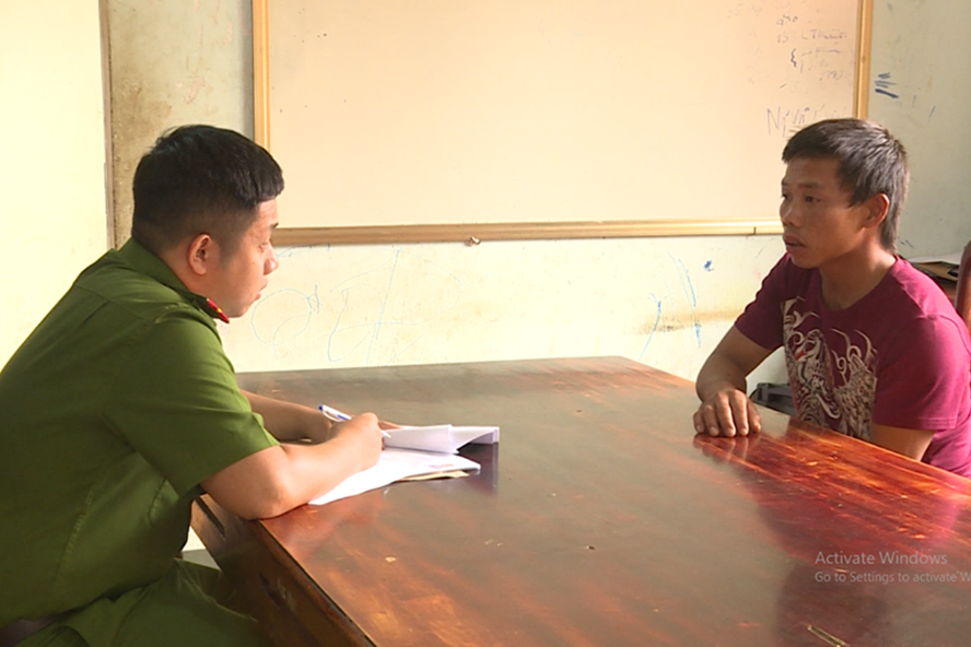  6. Bắt kẻ trộm trốn nã sau hơn 1 năm thay tên đổi họ: Năm 2019, Lê Hoàng Hảo (24 tuổi, trú TP.Buôn Ma Thuột) bị khởi tố vì tội trộm cắp tài sản nhưng bỏ trốn đến Cà Mau, đổi tên thành Phạm Mạnh Lộc (sinh năm 1995, quê Gia Lai) làm nghề đánh bắt cá. Tháng 7, Hảo bị phát hiện và bắt giữ khi đang đánh bắt cá trên biển, sau đó được Công an TP Buôn Ma Thuột di lý về địa phương để xử lý.