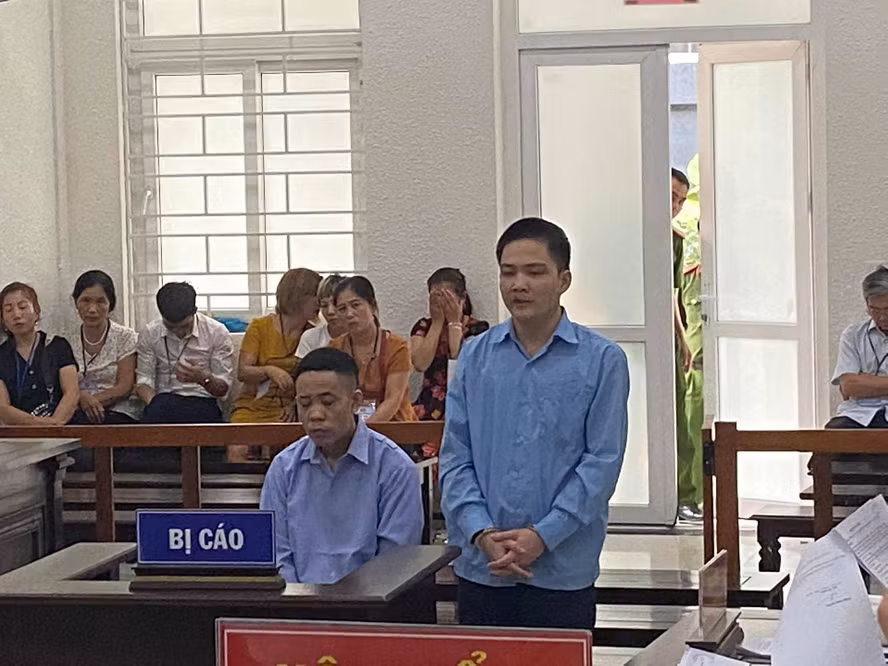  7. Đưa tiền âm phủ đi mua xe Lexus RX350: Tòa án nhân dân Hà Nội vừa tuyên phạt Nguyễn Đức Thịnh (sinh năm 1988) 14 năm tù, Nguyễn Mạnh Thực 13 năm tù. Thịnh là đối tượng nghiện ma túy nên rất cần tiền. Năm 2019, Thịnh rủ Nguyễn Mạnh Thực đưa khoảng 40 triệu đồng tiền thật và nhiều tiền âm phủ để đi mua xe ô tô giá 700 triệu đồng. Khi giao dịch, mượn xe chạy thử rồi trốn biệt tích luôn. Tại tòa, chiếc xe hiệu Luxus sử dụng giấy tờ giả bị tịch thu. >>> Mời bạn đọc xem thêm video: Lý do chồng sát hại vợ và con trai ở Hà Nội | VTC Now 