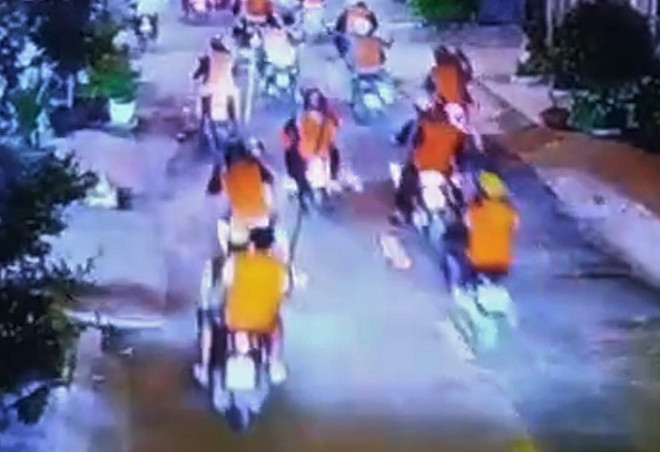 Nghi phạm băng áo cam đầu thú: Hé lộ khởi nguồn mâu thuẫn - Hình 2 Nghi pham bang ao cam dau thu: He lo khoi nguon mau thuan-Hinh-2