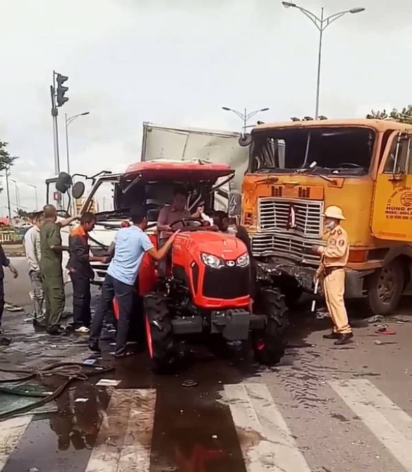  6. Dùng máy cày giải cứu tài xế xe tải mắc kẹt trong cabin: Công an TP Thái Bình (tỉnh Thái Bình) cho biết, tại khu vực ngã tư Thiên Trường Plaza xảy ra vụ tai nạn giao thông giữa xe đầu kéo với xe tải. Hậu quả, phần đầu xe tải bẹp rúm, tài xế xe tải bị ngất xỉu và kẹt cứng tại ghế lái trong cabin. Người dân phải huy động máy cày để phá cánh cửa giải cứu tài xế ra ngoài.