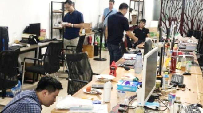  4. Tiếp tục bắt đại lý đánh bạc online nghìn tỷ đồng: Công an tỉnh Hưng Yên vừa triệt phá đường dây đánh bạc liên tỉnh trên mạng Internet với số tiền lên đến hơn 20.000 tỉ đồng. Trong đó có cặp vợ chồng Lê Tuấn Vinh (SN 1988) và vợ là Trần Thị Ngân (SN 1990 trú tại Thị trấn Khoái Châu, huyện Khoái Châu. Đây là 5 đại lý cấp 1 của 5 trang game bài đổi thưởng khác nhau có máy chủ đặt tại nước ngoài. Các đại lý đều công khai thông tin số điện thoại hotline, trang Facebook, Zalo, tài khoản game để người chơi liên lạc, giao dịch mua, bán điểm game.