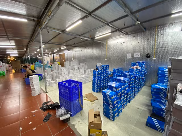 Rất nhiều sản phẩm được gắn mác các thương hiệu lớn như giày Adidas, Nike, Chanel… Đa số hàng hóa ở đây có xuất xứ từ Trung Quốc.