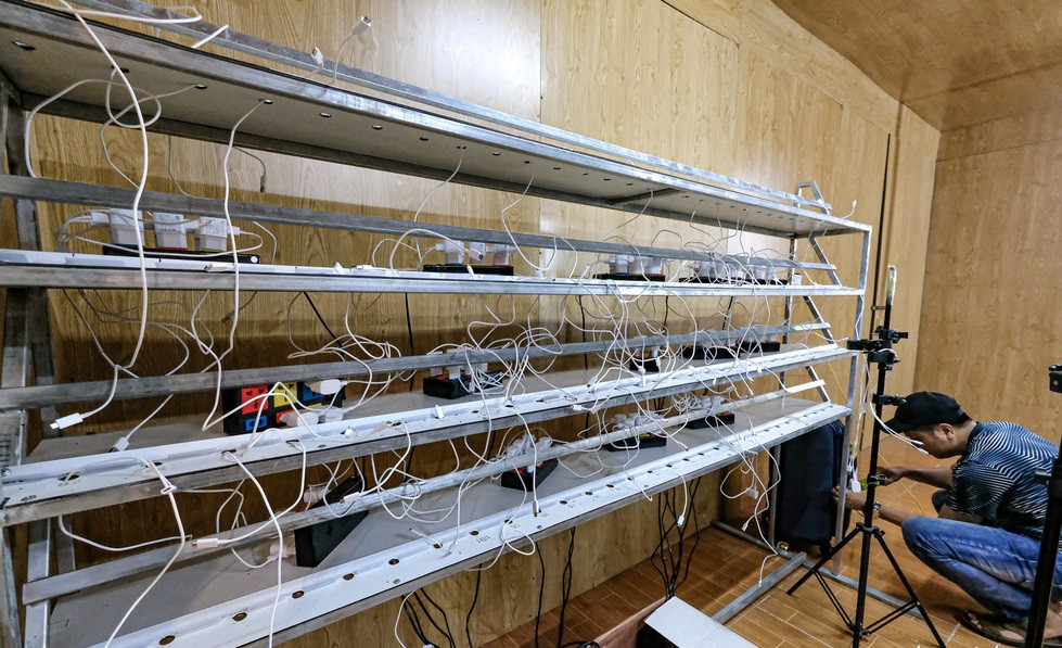 Tại kho hàng lậu khủng này, hàng chủ yếu bán qua mạng, kể cả bán buôn và bán lẻ. Kho sử dụng hệ thống máy tính cho nhân viên làm việc với các công đoạn từ quảng cáo bán hàng trên mạng xã hội, chốt đơn, gửi chuyển phát nhanh…