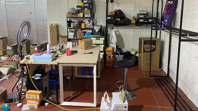 Các bộ phận cũng được chuyên nghiệp hóa từng khâu, giao dịch thông qua chuyển khoản ngân hàng hoặc ship COD. Trên đây là một góc livestream bán hàng.