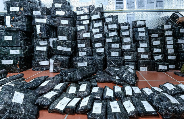 Lời khai ban đầu của các nhân viên cho biết, ngày nào tối thiểu thì cũng chốt được 100-150-200 đơn... sau khi "live stream" trên Facebook.