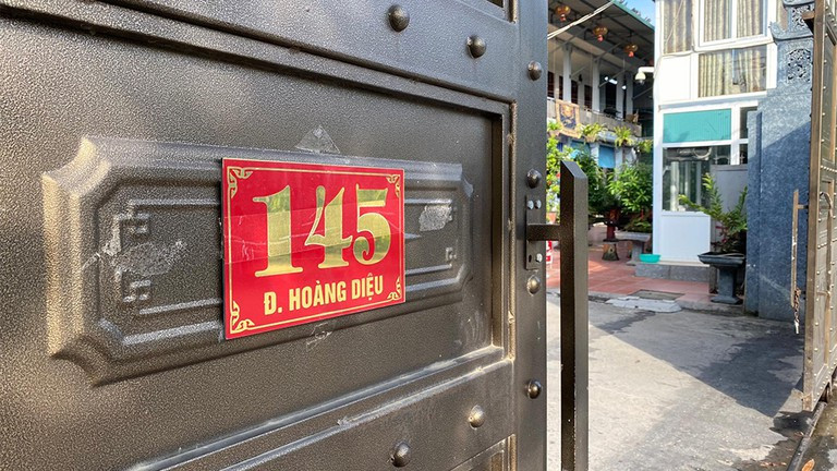 Do có cửa sau nên các hoạt động không thể hiện ở phía trước, nên mọi người không biết đây là kho hàng lậu. Đối với chủ kho, nhiều người dân biết mặt vì nhà ở cách đó không xa. Chủ kho Trần Thành Phú luôn ăn mặc sạch sẽ, đi xe sang Ranger Roover, Mercedes Maybach.