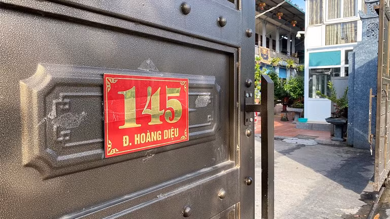 Do có cửa sau nên các hoạt động không thể hiện ở phía trước, nên mọi người không biết đây là kho hàng lậu. Đối với chủ kho, nhiều người dân biết mặt vì nhà ở cách đó không xa. Chủ kho Trần Thành Phú luôn ăn mặc sạch sẽ, đi xe sang Ranger Roover, Mercedes Maybach.