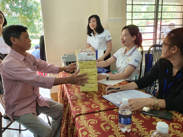 7. Người dân nhận 12 tỷ đồng tiền thu hồi đất: UBND huyện Long Thành (Đồng Nai) tiếp tục chi hơn 193 tỷ đồng để trả tiền bồi thường, hỗ trợ đợt 3 cho người 104 hộ dân có đất thu hồi làm dự án sân bay quốc tế Long Thành. Người nhận nhiều nhất là gần 12 tỷ đồng và thấp nhất trên 57 triệu đồng. Đa số các hộ dân đến nhận số tiền lớn đã làm thủ tục tại chỗ với các ngân hàng để lấy lãi nhằm chờ nhận suất tái định cư, đóng tiền hạ tầng và làm nhà.