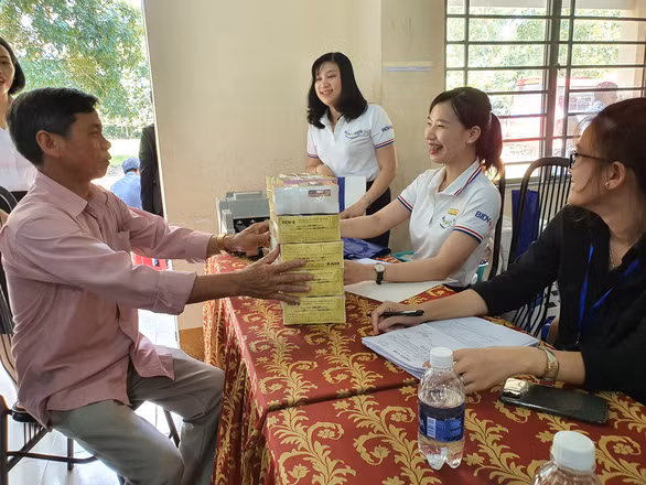 7. Người dân nhận 12 tỷ đồng tiền thu hồi đất: UBND huyện Long Thành (Đồng Nai) tiếp tục chi hơn 193 tỷ đồng để trả tiền bồi thường, hỗ trợ đợt 3 cho người 104 hộ dân có đất thu hồi làm dự án sân bay quốc tế Long Thành. Người nhận nhiều nhất là gần 12 tỷ đồng và thấp nhất trên 57 triệu đồng. Đa số các hộ dân đến nhận số tiền lớn đã làm thủ tục tại chỗ với các ngân hàng để lấy lãi nhằm chờ nhận suất tái định cư, đóng tiền hạ tầng và làm nhà.