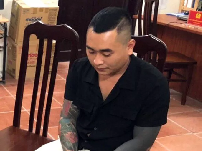 6. Dùng chai bia đập vỡ đâm xuyên phổi bạn nhậu: Công an TP Hà Nội bắt giữ Đào Minh Hoàng (SN 1997, trú tại xã Vân Hà, huyện Phúc thọ, TP Hà Nội), đối tượng liên quan đến vụ án mạng xảy ra trên địa bàn quận Hà Đông ngày 6/7. Do mâu thuẫn cá nhân trong quá trình ngồi uống rượu tại quán ăn với anh Th. nên Hoàng dùng vỏ chai bia đập vỡ phần đáy đâm một nhát vào lưng anh Th., xuyên vào phổi khiến người này tử vong.