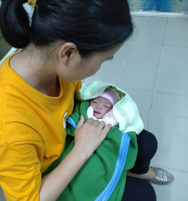 4. Trích xuất camera tìm người bỏ trẻ sơ sinh trong công viên: Hôm nay công an quận Tân Phú (TPHCM) đã truy xuất camera người dân trong hẻm 38 đường Đô Đốc Long để làm rõ sự việc bé trai sơ sinh bị bỏ rơi trước cửa nhà dân tối ngày 6/7. Bé còn nguyên dây rốn, quấn trong 1 tấm chăn, bỏ trên ghế đá. Người dân đưa bé vào nhà, giữ ấm cơ thể cho trẻ rồi báo cơ quan chức năng.